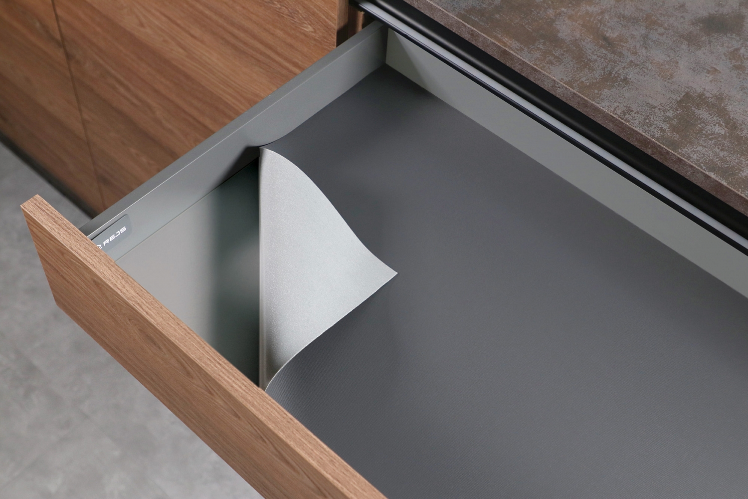 картинка Коврик противоскользящий 5000 x 524 графит от магазина Kessebohmer.shop